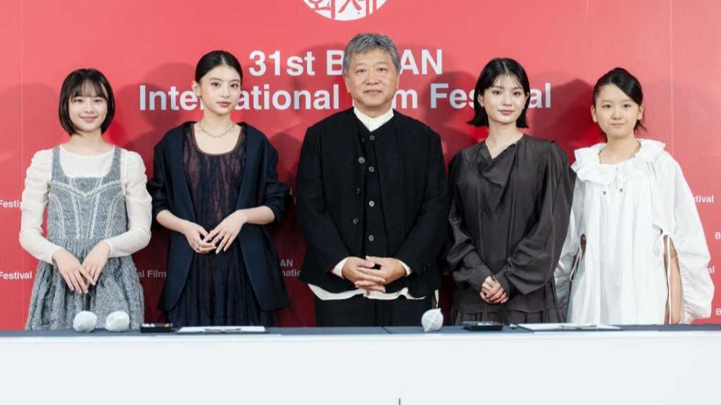 是枝裕和監督、作品との出会いを回想…出口夏希らが韓国語で挨拶も「釜山国際映画祭」に登場
