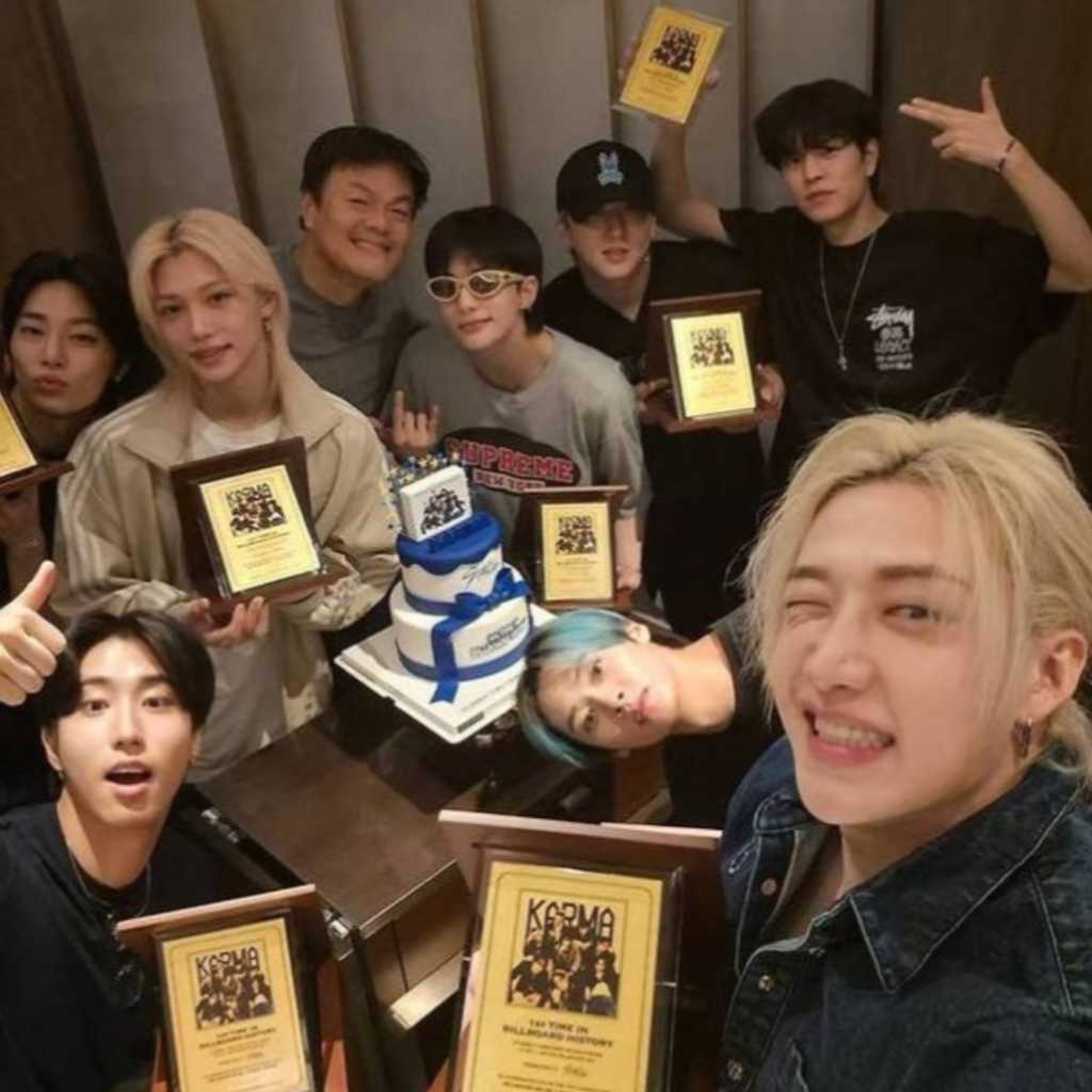 パク・ジニョン、Stray Kidsに約1000万円相当の“金の盾”をプレゼント！