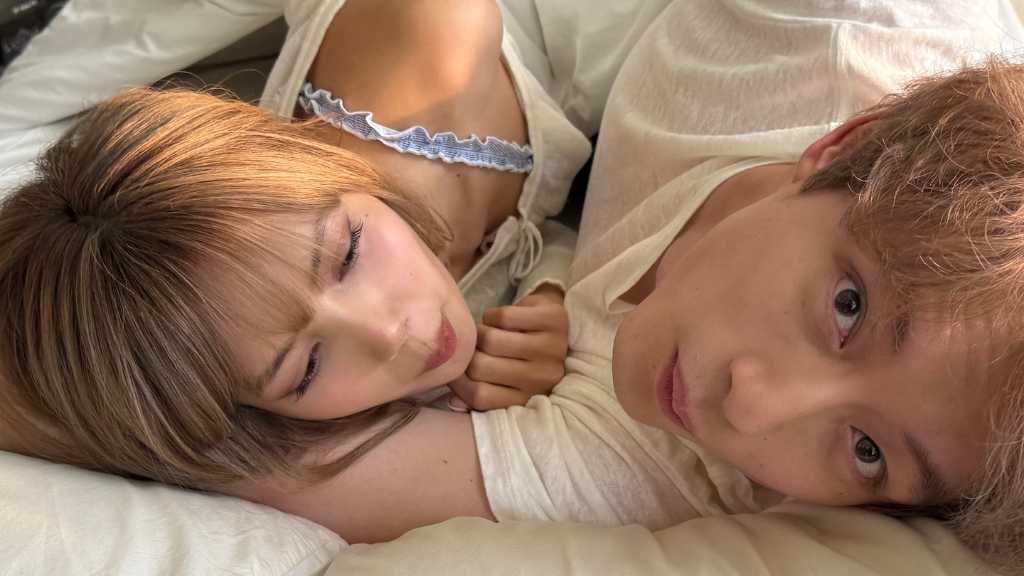 BLACKPINK リサ＆坂口健太郎、ベッドで密着も…甘い雰囲気の2ショットを続々公開