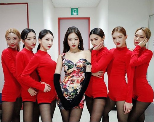 Blackpink ジェニー セクシーなステージ衣装に釘付け バックダンサーとの記念ショット公開 Kstyle