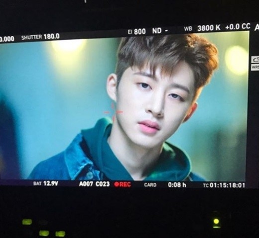 Ikon 今日からmv撮影スタート Ygヤン ヒョンソク代表 撮影中のb Iの写真を公開 Kstyle