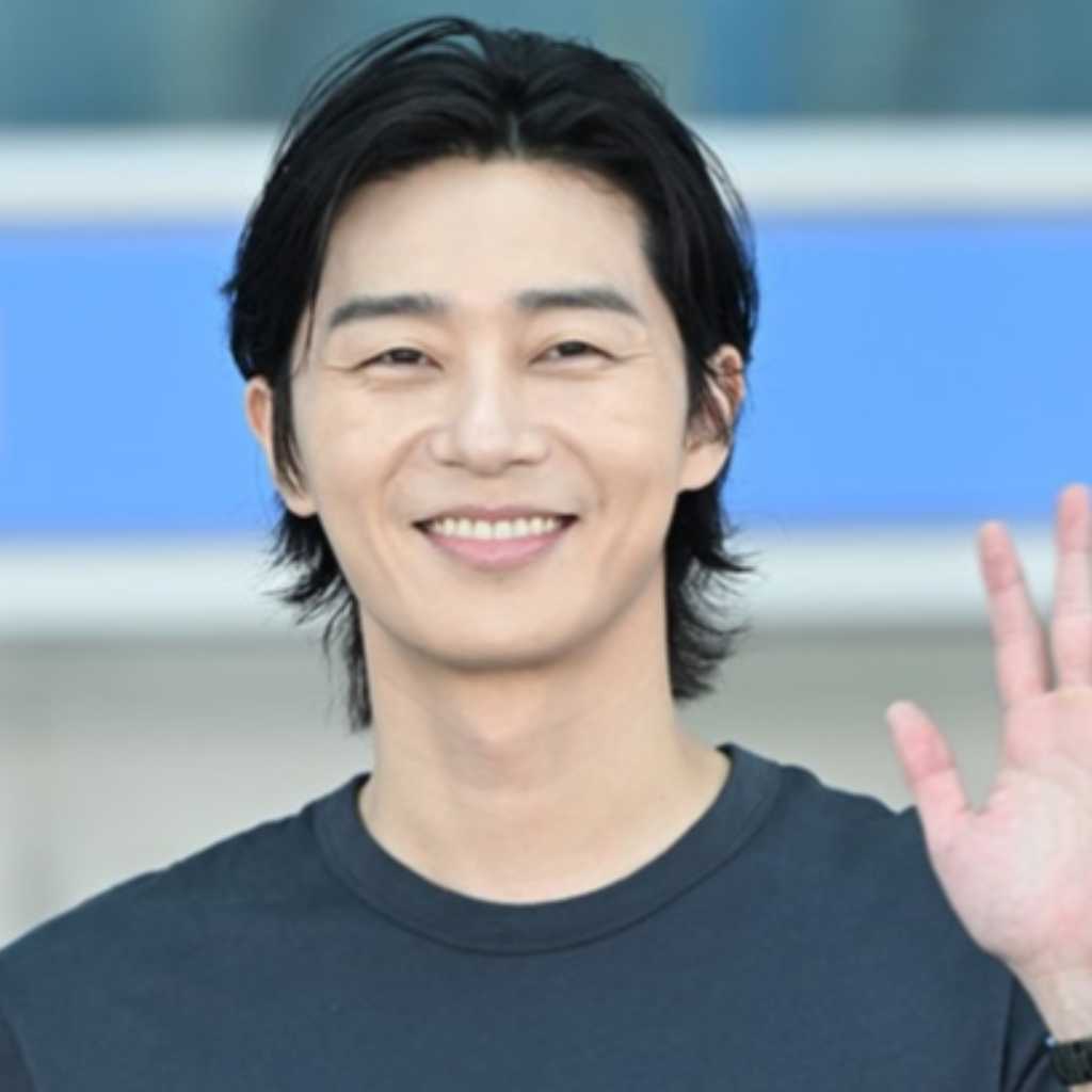 【PHOTO】パク・ソジュン、海外スケジュールのため出国…爽やかな笑顔