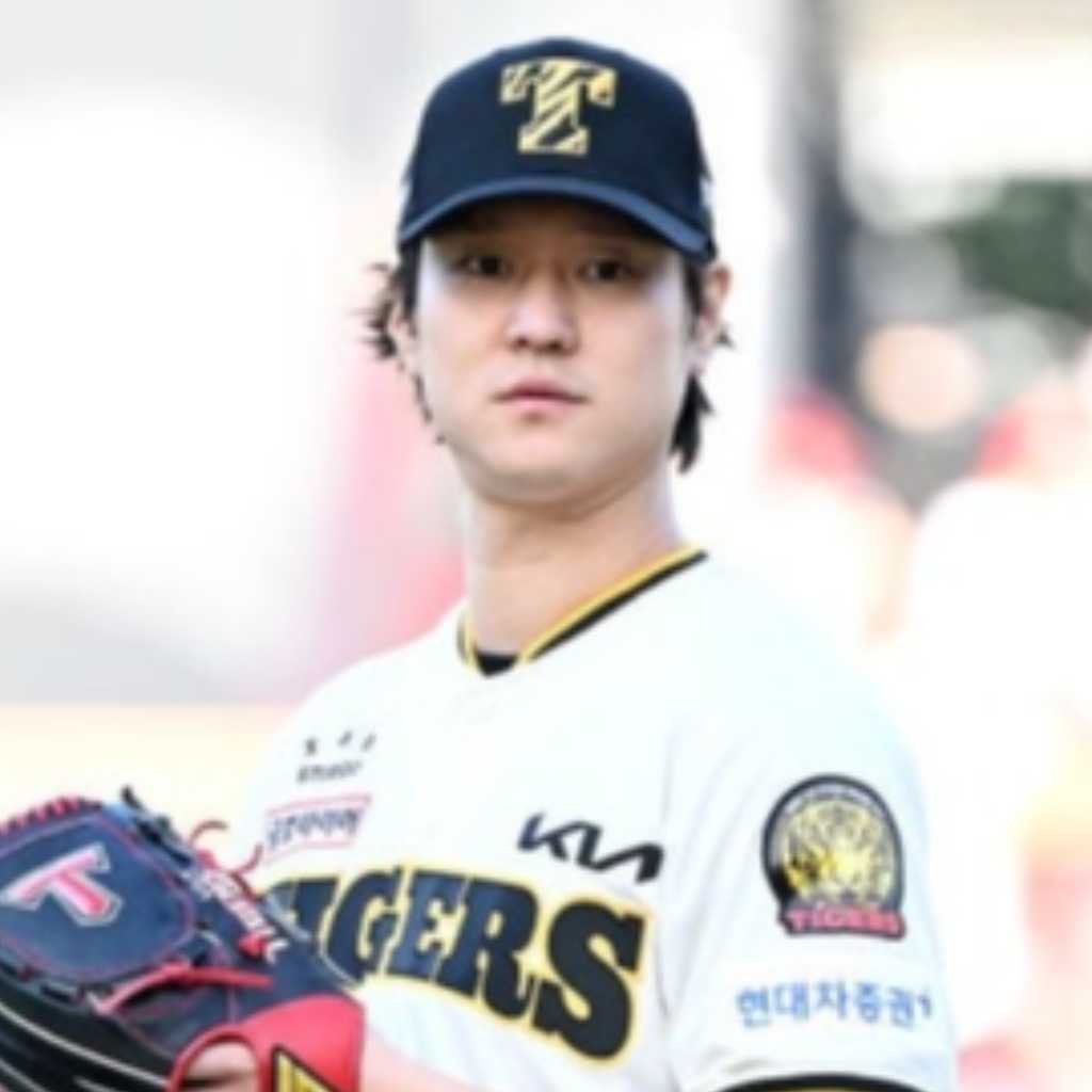 【PHOTO】コ・ギョンピョ、始球式に登場…魅力的なユニフォーム姿