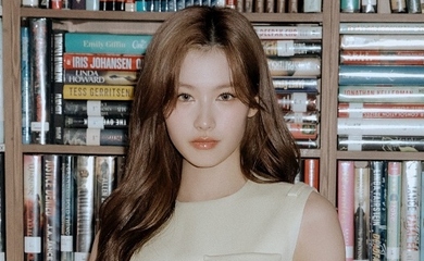 TWICEのサナが「プラダ」2023年春夏コレクションに！ 着用アイテム情報