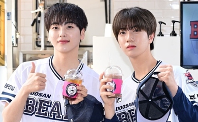 【PHOTO】CRAVITY ウォンジン＆ヒョンジュン、始球・始打式に登場