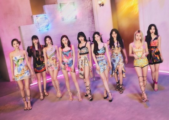 TWICE、10thミニアルバム「Taste of Love」でカムバック！“恋に落ちた