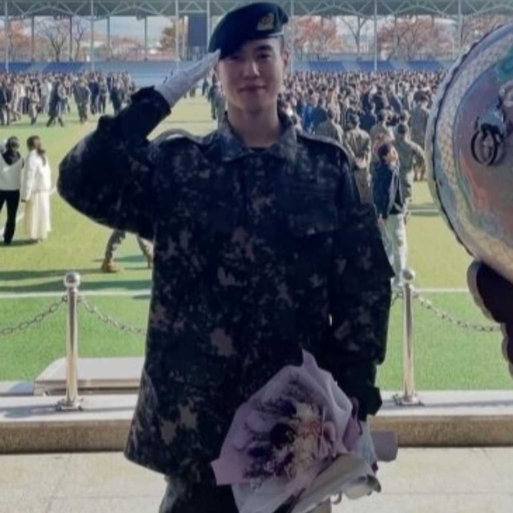 GOT7 ユギョム、入隊中の近況ショットを公開!凛々しい敬礼姿が話題