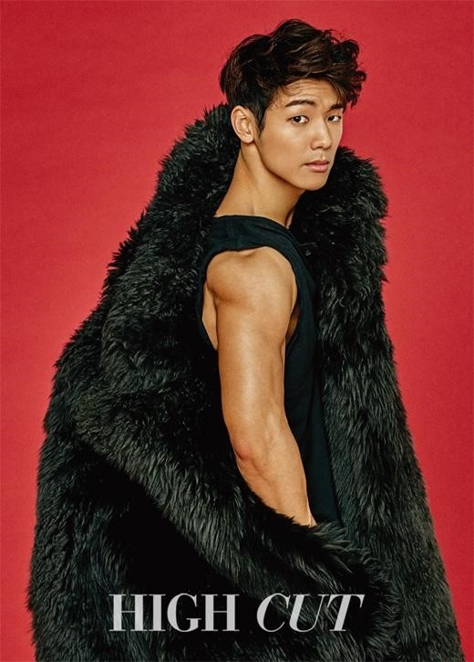 Cnblue カン ミンヒョク こぼれ出る胸筋を披露 グラビアで野獣男に変身 Kstyle