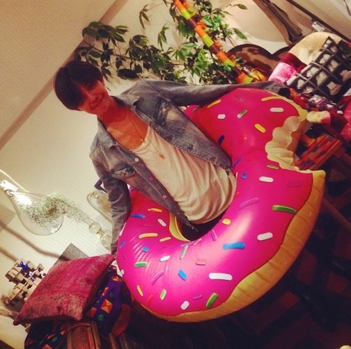 Bigbangのg Dragon ピンク色のドーナツの浮き輪と共に キュート やんちゃな姿 Kstyle
