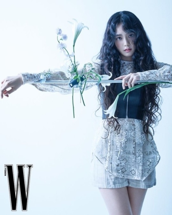 BLACKPINK ジス「W KOREA」2月号の表紙に登場！Diorとともに撮影した ...