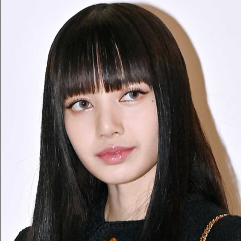BLACKPINK リサ、背中を大胆に露出！セクシーなドレス姿に驚き