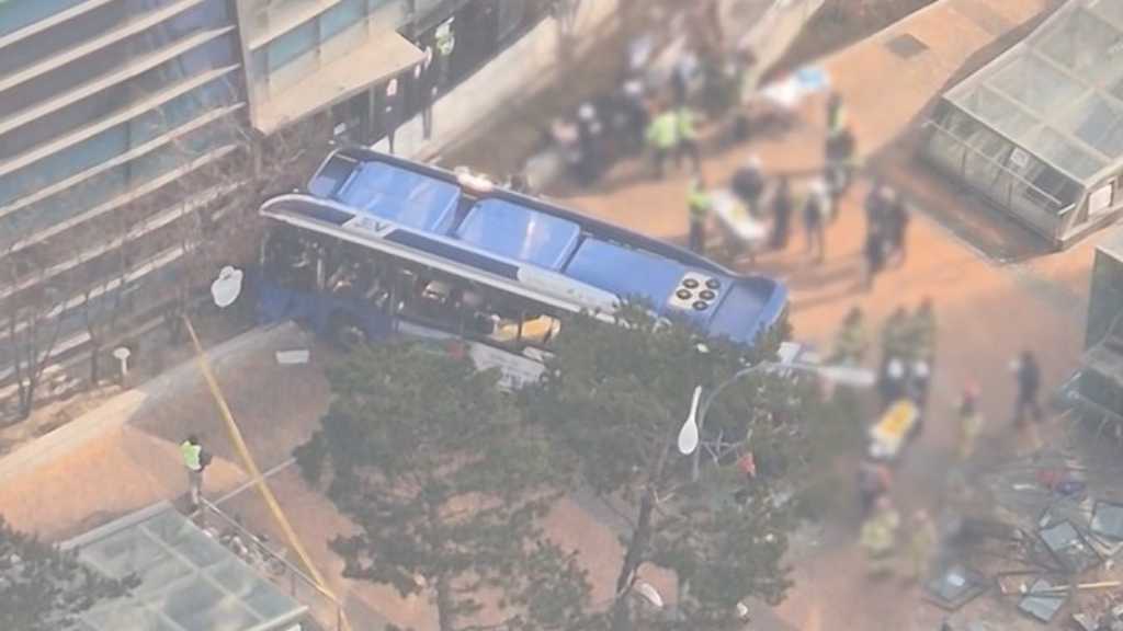 韓国・ソウル中心部で市内バスが建物に追突…歩行者を含む10人以上が重軽傷