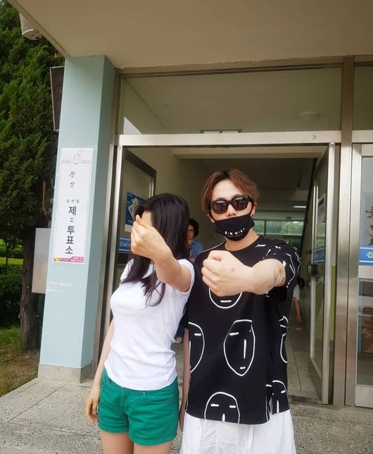 Ftisland イ ホンギ 妹と投票所でツーショット なぜあなたはいつも写真を Kstyle