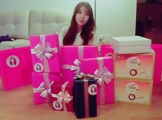 Girl S Day ミナ 誕生日プレゼントの箱に囲まれながらポーズ ありがとうございます Kstyle
