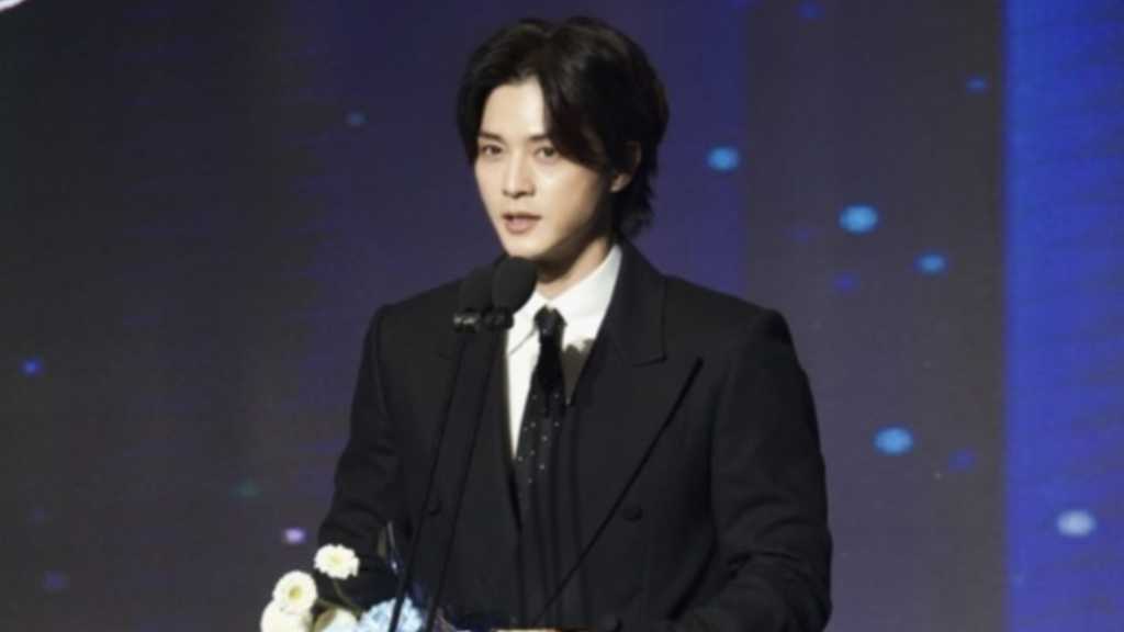 キム・ジフン、初のハリウッド進出作で最高演技賞を受賞「責任感を持って進んでいきたい」