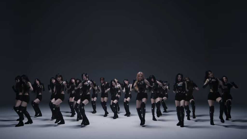tripleS、24人の完全体によるタイトル曲「Andless」MV公開…迫力のある群舞に注目