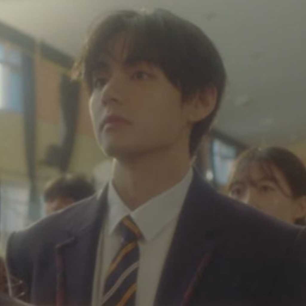 BTSのV、制服姿にファン歓喜!初恋のときめきを込めた演技&ビジュアルに注目(動画あり)