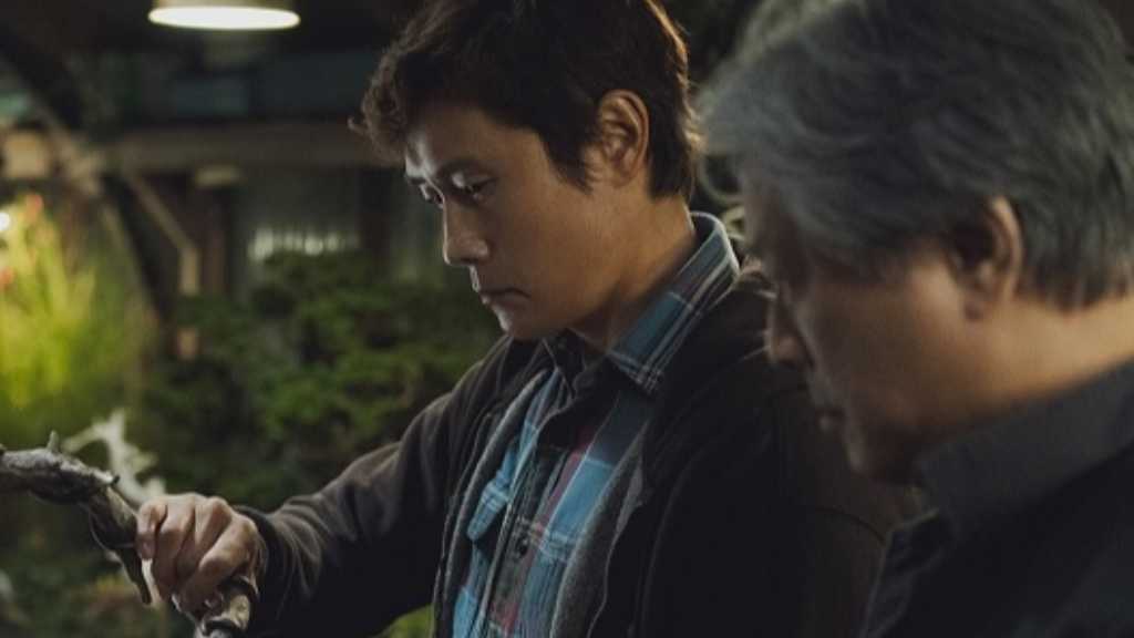 イ・ビョンホン主演「しあわせな選択」制作陣の情熱が光る舞台裏！セットから音響まで、必見の解説映像