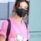 【PHOTO】NewJeans「SUMMER SONIC 2023」を終えて韓国に到着…キティちゃんのTシャツ姿も（動画あり）