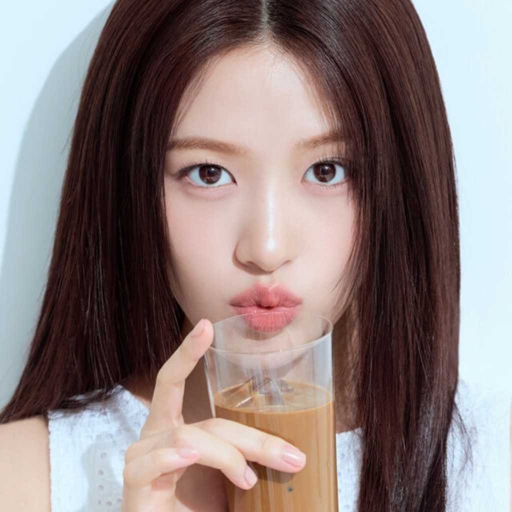 IVE ユジン、コーヒーを片手に爽やかな夏のグラビアを撮影…ギャップのある魅力が話題に