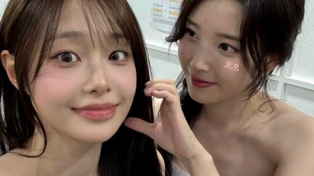 チュウ、IUとの仲睦まじいツーショットを公開！童話の主人公のような美貌に注目