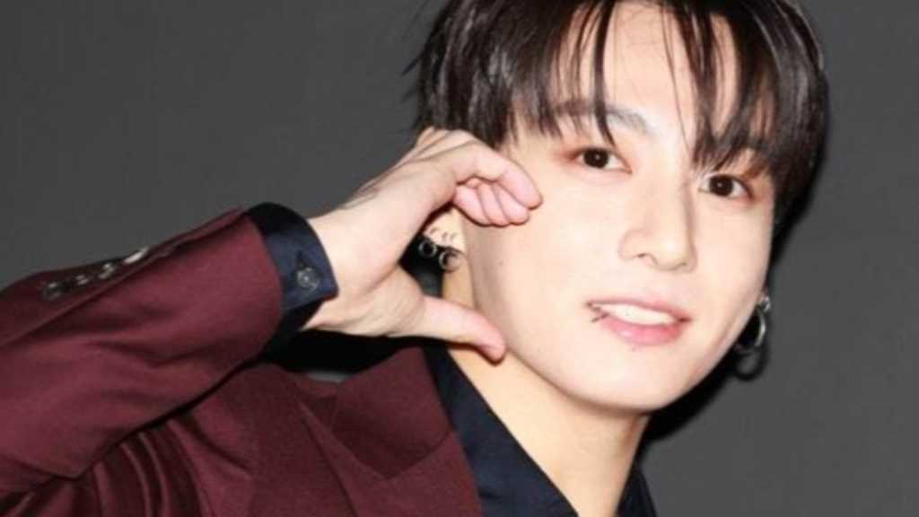 BTS ジョングク、妊娠中のファンを見つけ笑顔でひざまずく姿が話題に