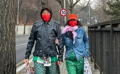 ノ・ホンチョル＆イ・ヘヨン、まるでペアルックデート？個性的なファッションで腕組みショット