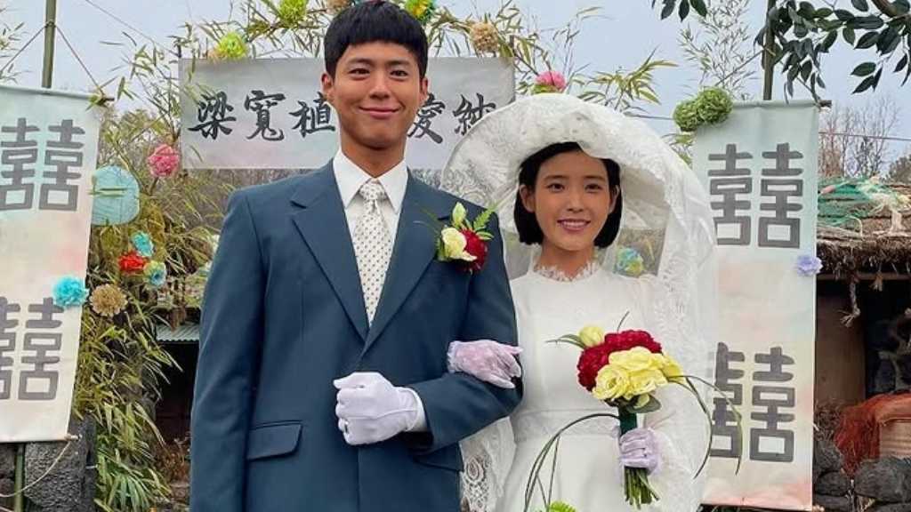 IU＆パク・ボゴムのウエディング写真が話題に！Netflix「おつかれさま」ビハインドカットを公開