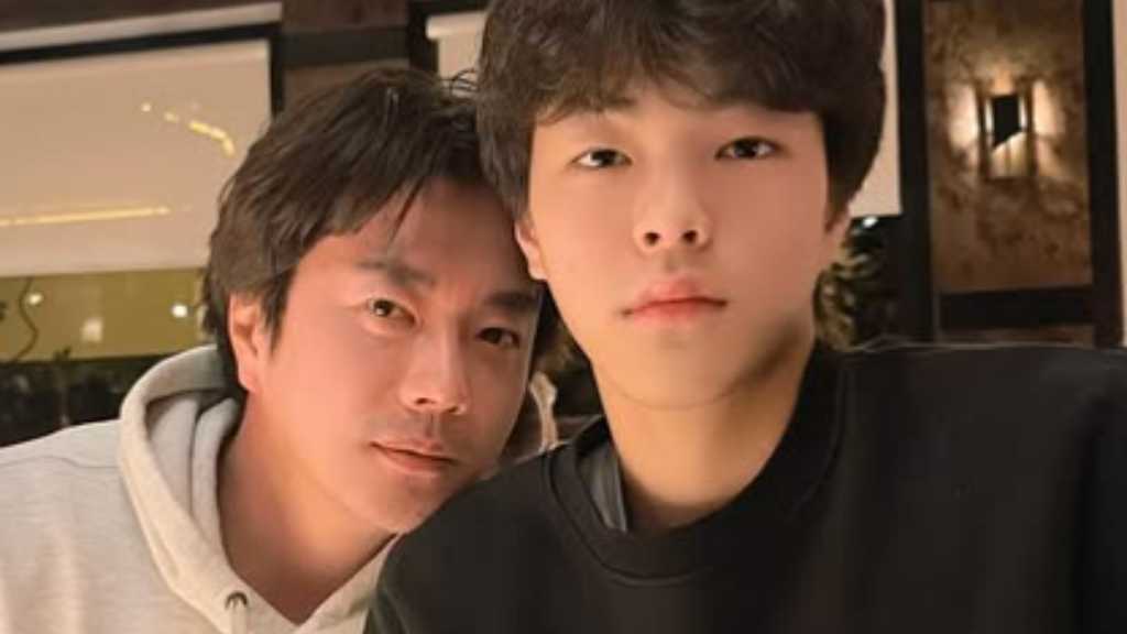 クォン・サンウ、そっくりな息子とのツーショットが話題…父親譲りのビジュアルに注目