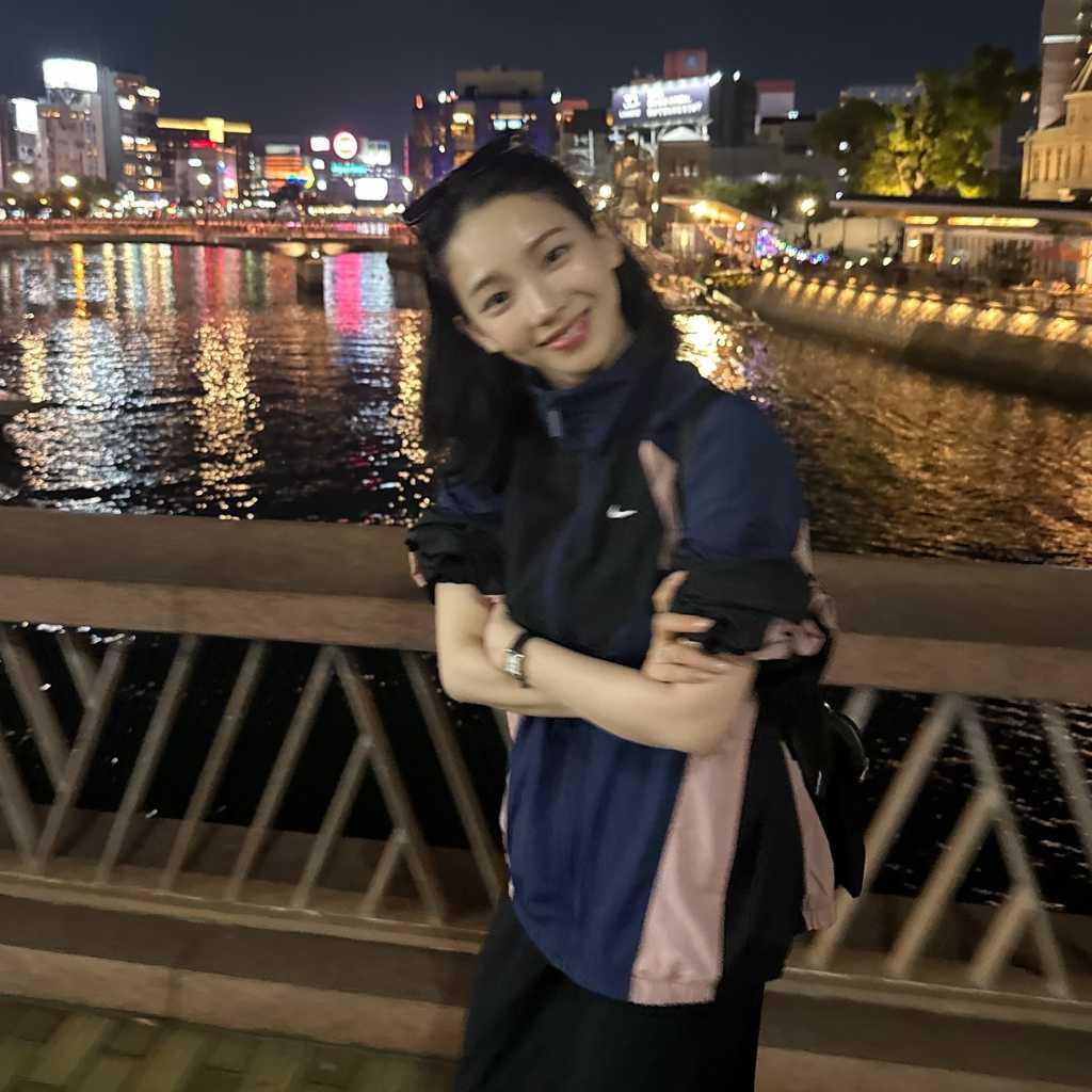 aespaのKARINA、福岡の街を散策！可愛すぎる近況ショットが話題「私について来て」