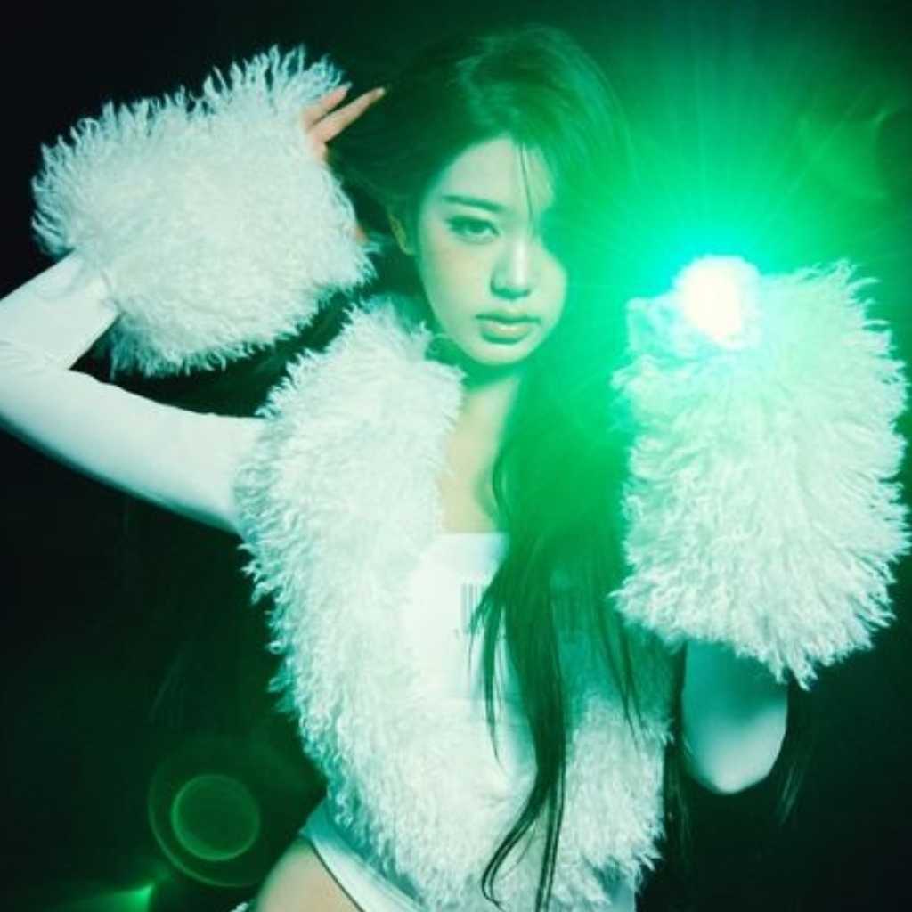 IVE、2ndフルアルバム「REVIVE+」新たなコンセプトフォト&映像を公開