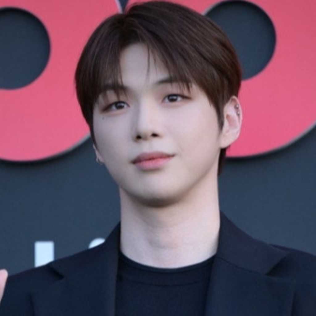 カン・ダニエル、2月の入隊を控えて坊主頭をサプライズ公開!