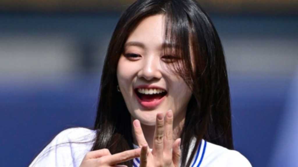 【PHOTO】赤頬思春期、始球式に登場…ハツラツとした魅力