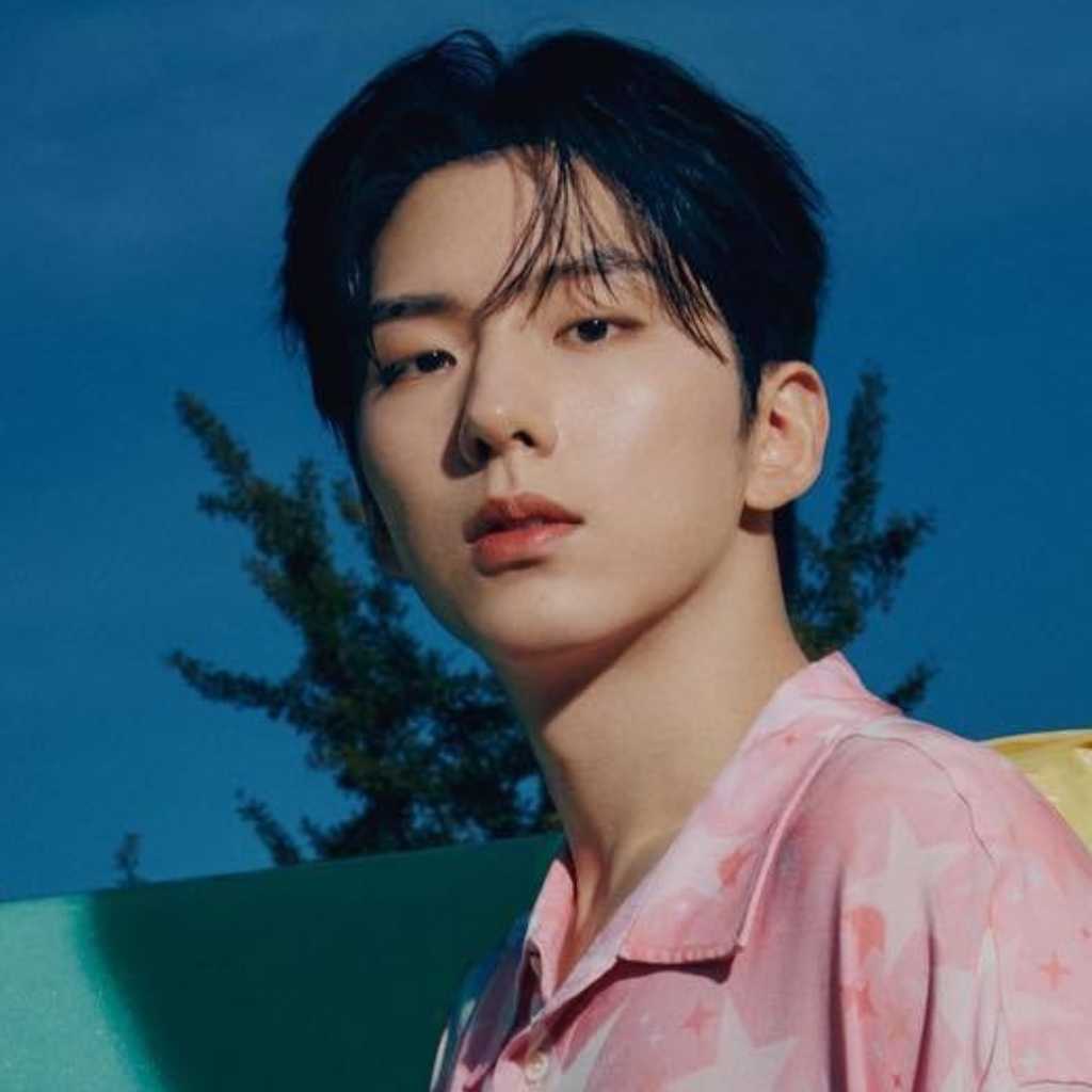 MONSTA X キヒョン、本日ファンのもとへ…軍服姿のセルフショットで挨拶