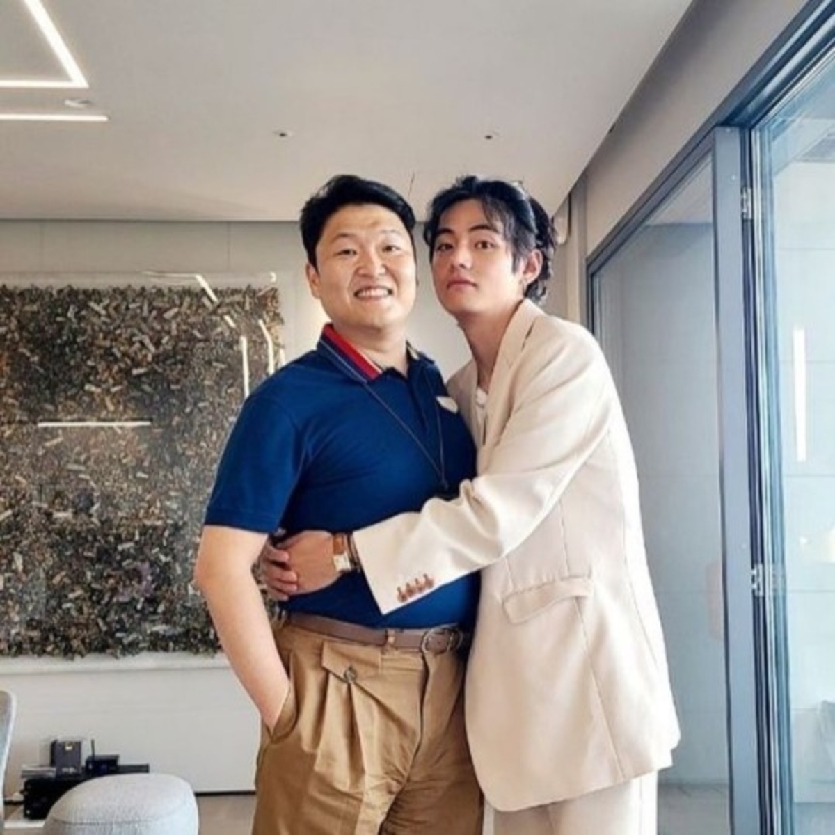 Psy Bts 防弾少年団 のvと密着ハグ 仲睦まじい2ショットが話題 彼らの特別な縁とは Kstyle