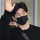 【PHOTO】BTS（防弾少年団）のRM、ファッションウィークを終えてイタリアから帰国（動画あり）