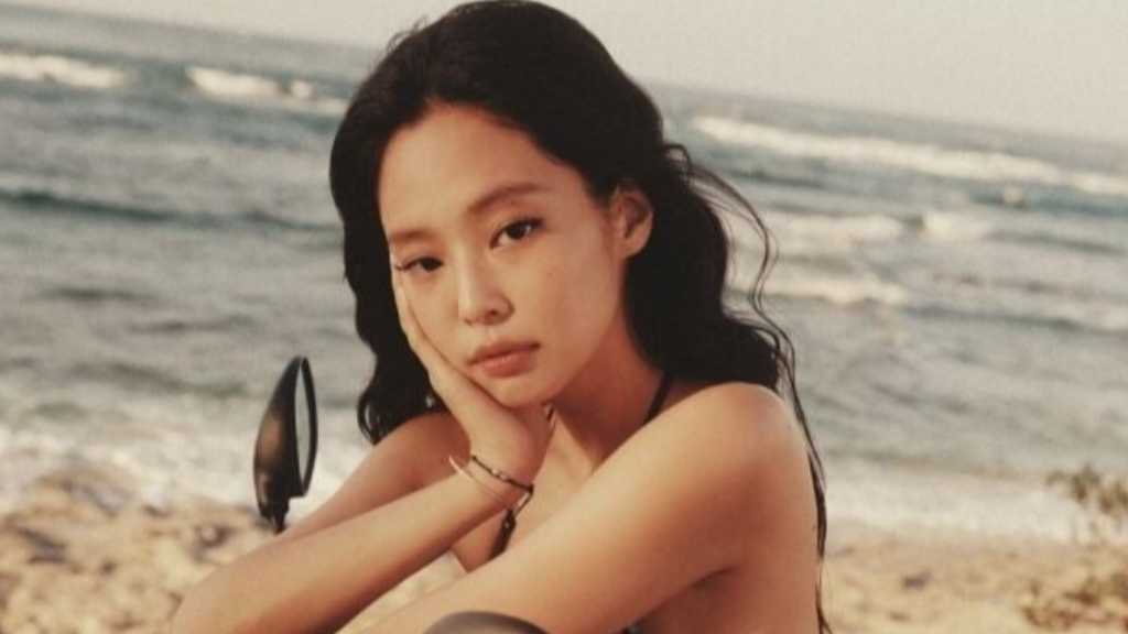 BLACKPINK ジェニー、自らデザインに参加！ビーチウェアブランドとコラボ…美しいグラビアも公開