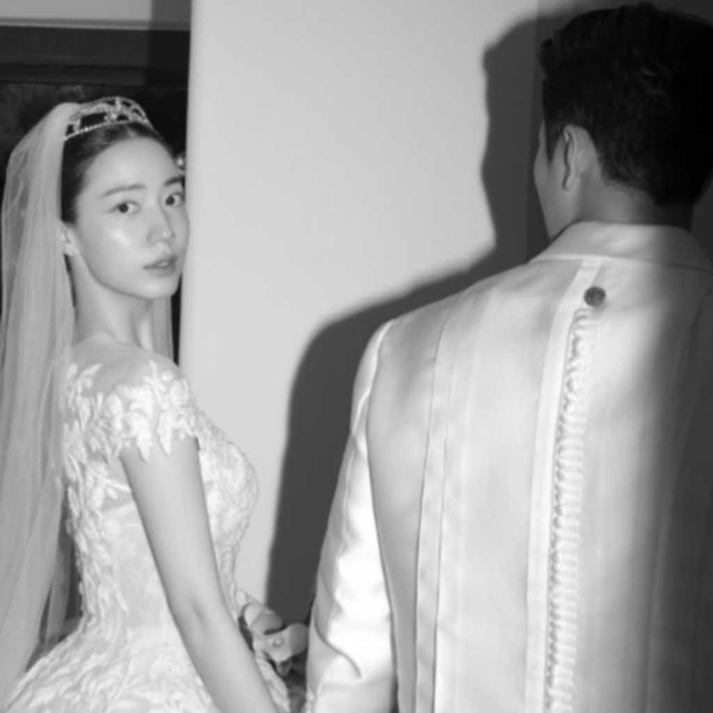 “結婚発表”ファヨン、美しいキスショットも！ウエディングフォトを大公開