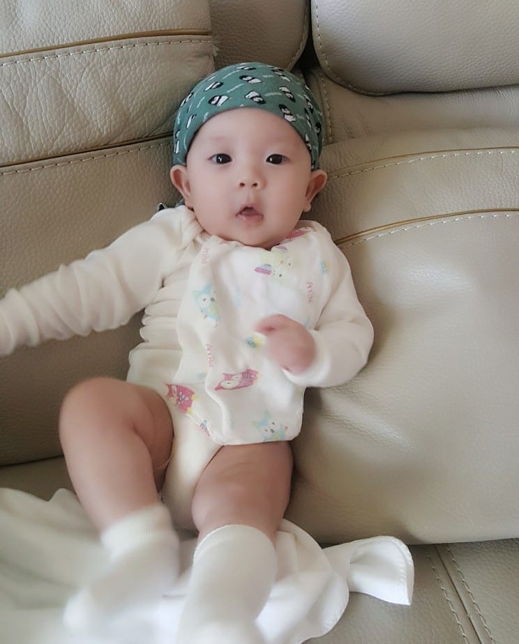 俳優チョ ヒョンジェ 息子の写真を初公開 可愛すぎる赤ちゃんとパパのお散歩ショットも Kstyle