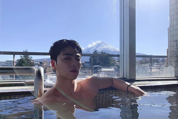 Ikon ジナン ジュネ 日本旅行を満喫 温泉でのセクシーな入浴写真に胸