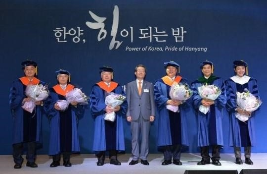 チャン グンソク 母校の漢陽大学で 分かち合い教授 に任命 チャリティ 講座で講演 Kstyle