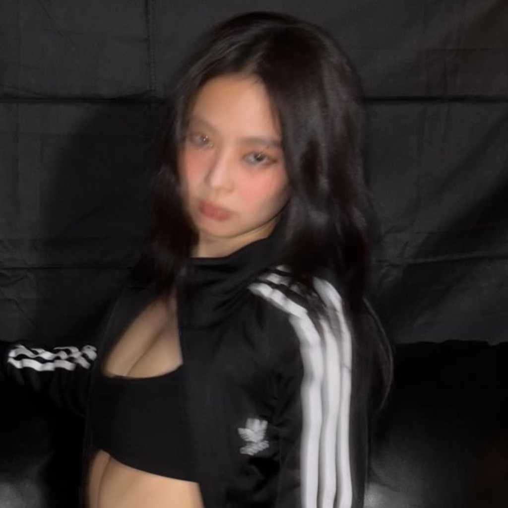 BLACKPINK ジェニー、近況ショットで胸元を大胆に露出…スリムなウエストにも注目