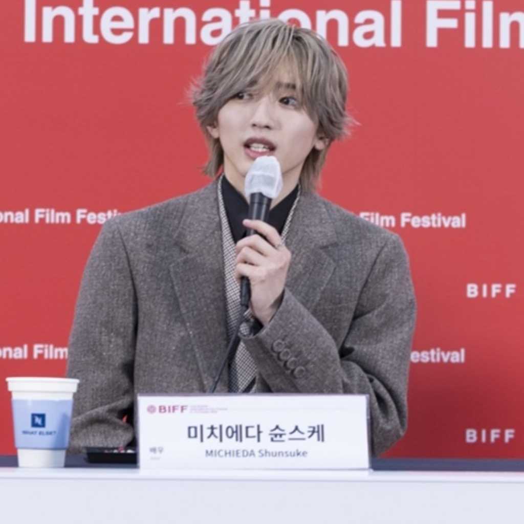 なにわ男子 道枝駿佑「釜山国際映画祭」でファンに“ヤッホー！”…安斉星来と流暢な韓国語で挨拶も