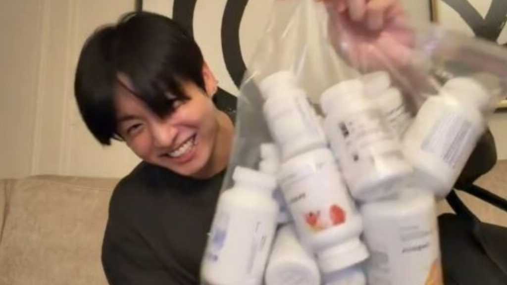 BTS ジョングク、肝臓の常備薬から大量のサプリも…生配信で紹介した“薬バッグ”が話題に