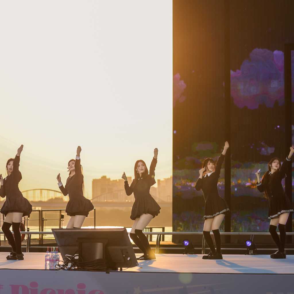 ILLIT、ファンの前でタイトル曲「Billyeoon Goyangi」を初披露！“気に入ってもらえたら嬉しい”