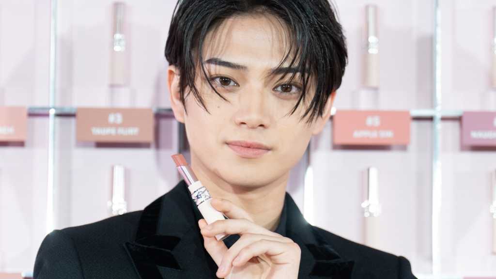 【PHOTO】岩瀬洋志、フォトコールで見せた大人の魅力…エレガントな佇まいでYSLイベントに登場