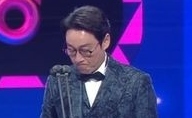 「2021 KBS芸能大賞」で様々な議論…スマホ片手にステージ登壇？EXO チェン＆BIGBANGのSOLらの名前を記載した横断幕に批判も