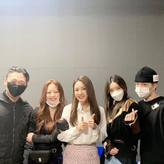 元2ne1のdara Swings イム ボラからの差し入れに感動 記念ショットを公開 Kstyle