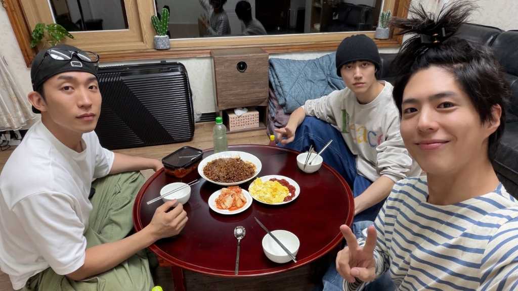 パク・ボゴム、キュートな“りんごヘア”でポーズ！イ・サンイ＆クァク・ドンヨンとの3ショット公開