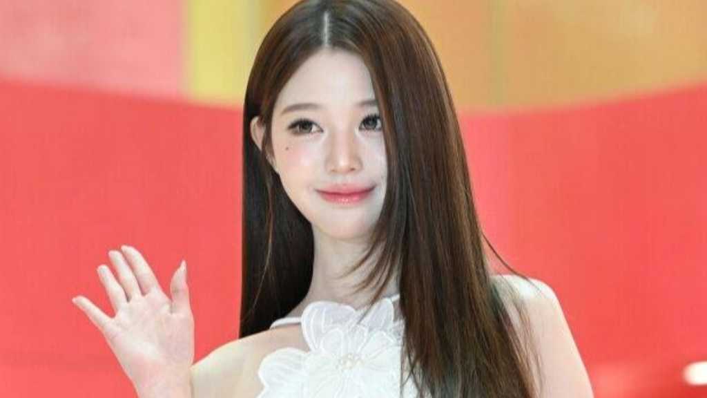 IVE ウォニョン、東京ドーム公演のため日本へ!機内での様子を公開